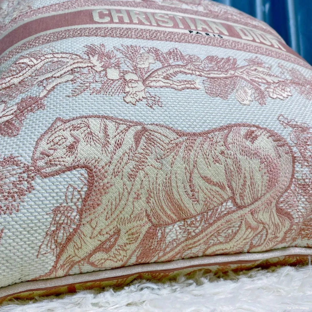 CHRISTIAN PILLOW 3.0 THROW 0816